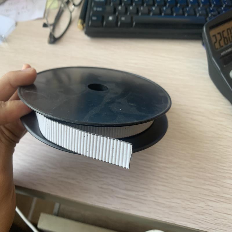 Graphite crinkle tape with adhesive (图1)